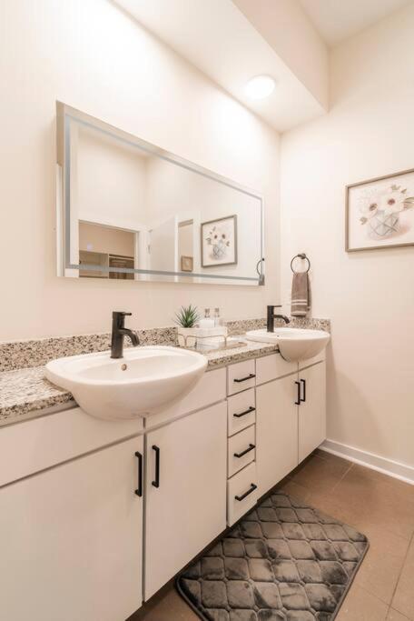 Charming Cozy Apartment With Wi-Fi & Free Parking Charlotte Eksteriør bilde