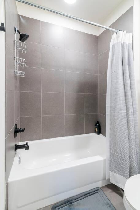 Charming Cozy Apartment With Wi-Fi & Free Parking Charlotte Eksteriør bilde